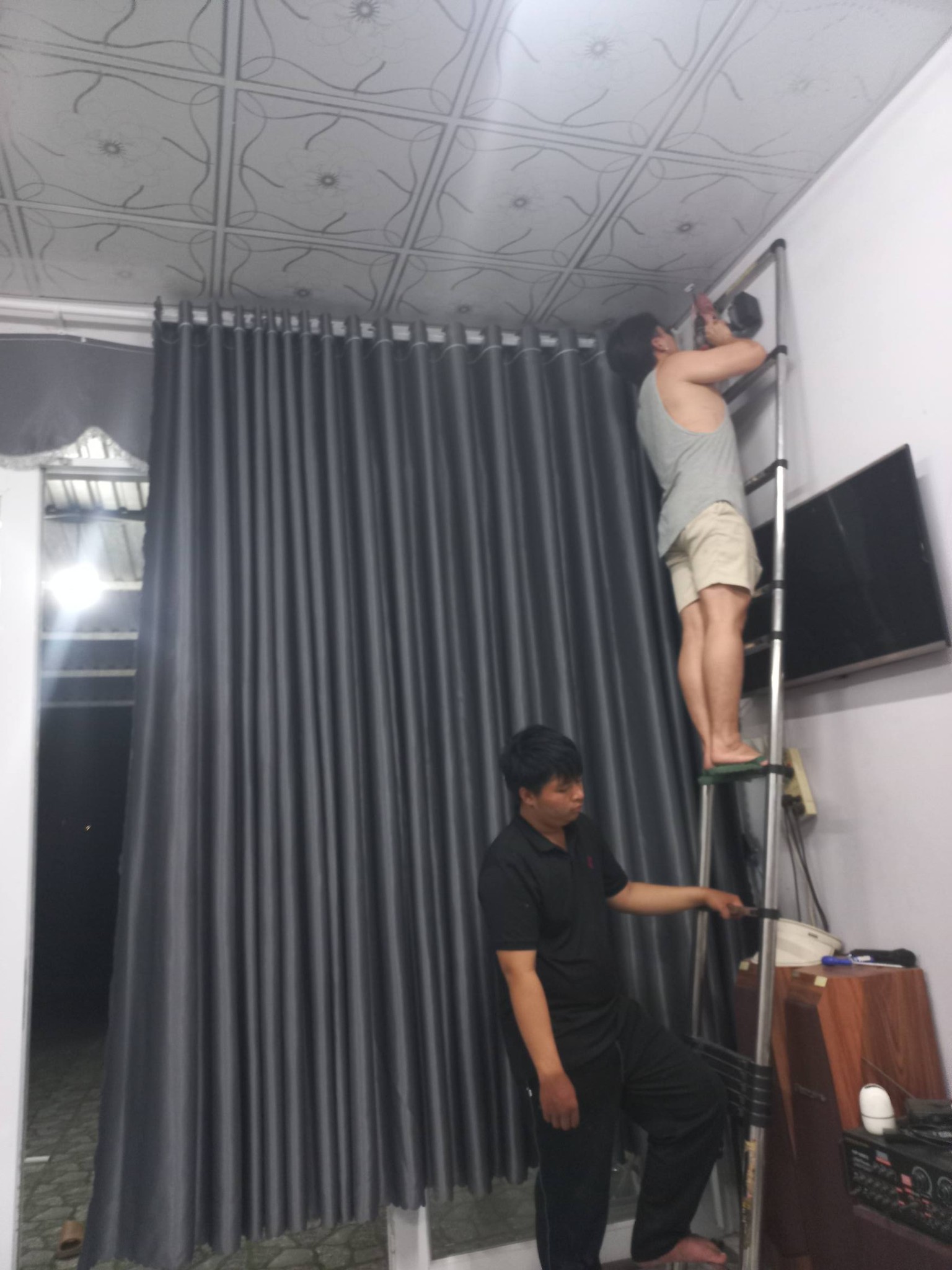 Ráp Màn Cửa Tiệm Nail Mỹ Quý Tháp Mười Đồng Tháp – Không Gian Làm Đẹp Sang Trọng, Chuyên Nghiệp