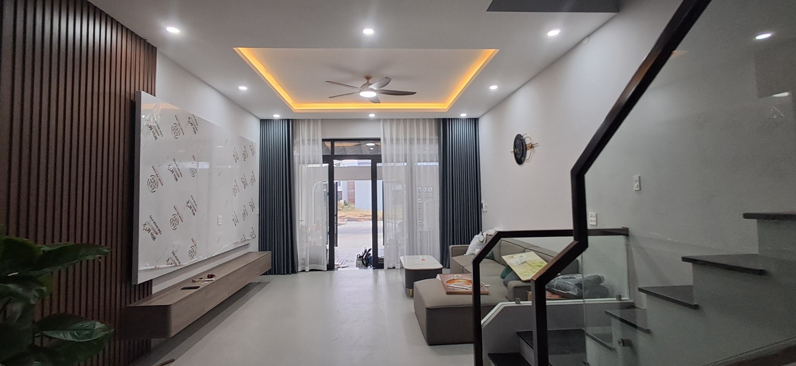 Cách Vệ Sinh Rèm Cửa Đúng Cách – Giúp Rèm Luôn Sạch Đẹp, Bền Màu Như Mới