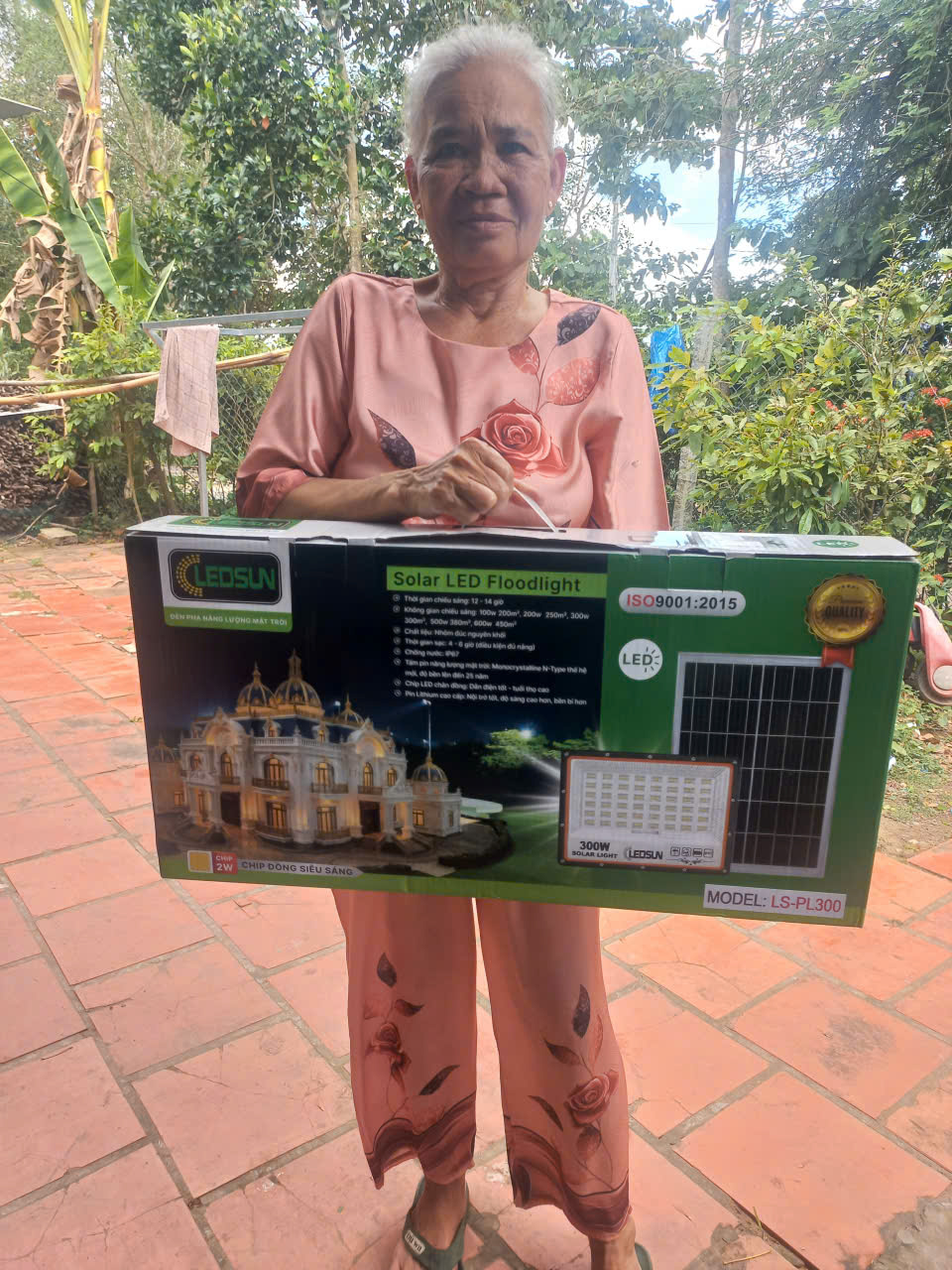Lắp Đặt Đèn Năng Lượng Mặt Trời 300W Cho Khách Hàng Tại Gia Vàm